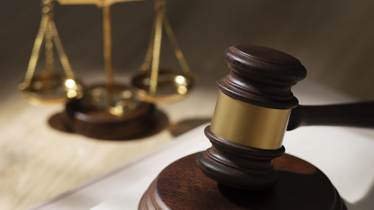 Dispensa de adiantamento de custas em ações de honorários é constitucional